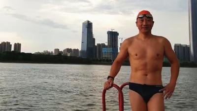 连续参加23届武汉渡江节 57岁大叔游成长江“VIP”