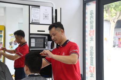 加油站也能剪头发？顶级Tony藏身92号汽油旁