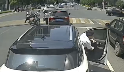 武汉司机等红灯时突发低血糖 一群热心人出手相助