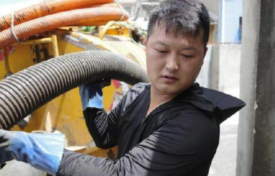 云端锐评 | “掏粪工开奔驰”上热搜，你的职业体面该由谁定义？
