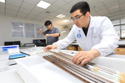 方北松及其团队挑战不可能—— 沉睡两千年的炭化简重现墨迹