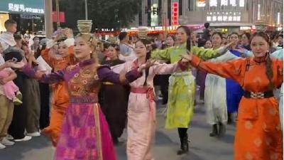 内蒙古锡林浩特市街头超燃一幕 帅哥美女们上演“最炫民族风”