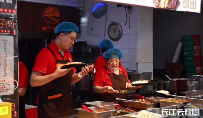 新兴服务业市场扩容让更多中小商家直接受益：淘宝闪购上小店收入增长近一倍