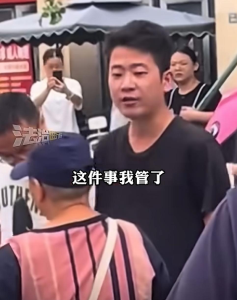 “这事我管了！”黑衣小哥“硬核撑腰”守护了正义温暖了全网