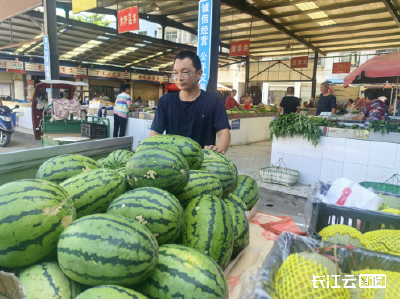 湖北丹江口：从水果摊到救灾一线 90后小伙跨越千里的爱心奔赴