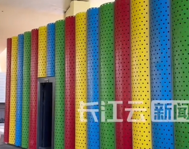 黄浦大街桥下“彩虹公厕”开放：智能便民暖人心