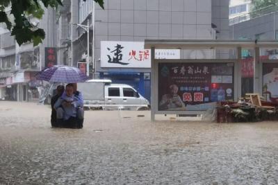 湖北省应急管理厅紧急调运2万件救灾物资支持咸丰做好救灾救助工作