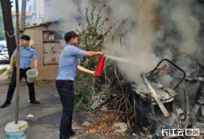 木材堆垛突发火情 武汉民警紧急扑救成功化解险情