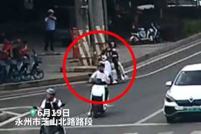 4名初中生同骑一辆电摩栽进绿化带 暑期交通安全提示→