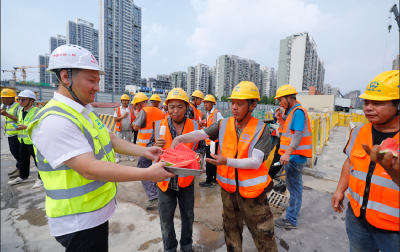 湖北工会“清凉礼包”送到一线建设者手中