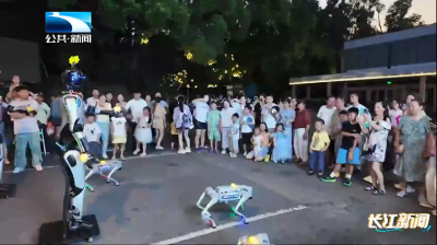 炎炎夏日 清凉一“夏”| 武汉：机器人在东湖边遛机器狗 夜游开启新模式