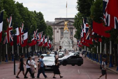 马克龙前脚刚走 特朗普后脚要来 英法还能“手牵手 肩并肩”吗？
