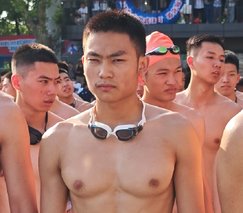 “长得帅的都交给国家了！”第50届武汉7·16渡江节群众横渡开始
