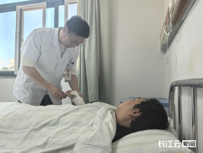 武汉外卖骑手送餐途中手部骨折，“工伤险”助他安心治疗