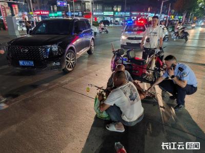 宜昌：七旬老人被撞摔倒路边 民警紧急救助化险为夷