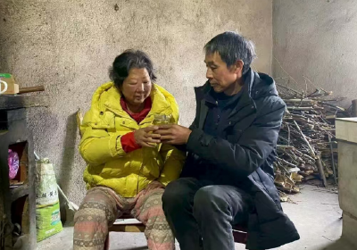 农村“铁汉”张阳村照顾病妻不言弃 割肾救子不言悔