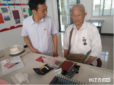 94岁老党员肖国银：76年，这笔党费必须亲手交