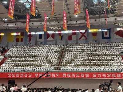 “我长大了也想当海军！” 全国各地的家人们都赶来海工大毕业典礼现场观礼！