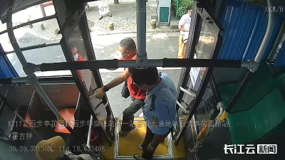乘客手写感谢信点赞K717路司机“特殊”照顾