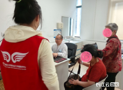 暖心相伴 为困难群众撑起关爱“保护伞”