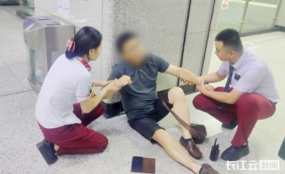 地铁乘客突发抽筋 多方迅速合力救助