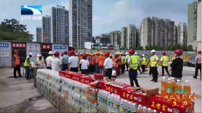 致敬劳动者丨杨荣：工地上的安全监督员 战高温送清凉保安全