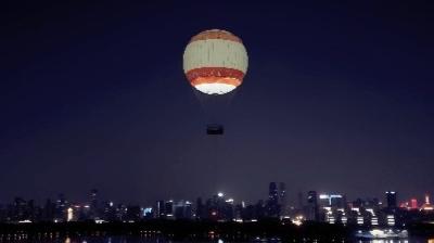 东湖氦气球夜游正式开放 150米高空尽揽江城夜色