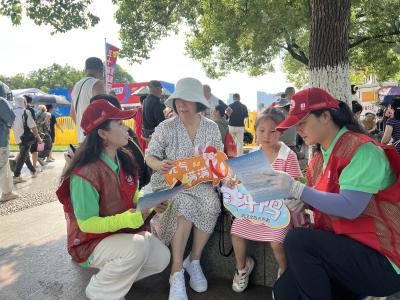 长江岸边的“志愿红”,文旅志愿者为武汉渡江节注入城市温度 