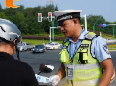 高温 “烤” 验下 湖北交警用坚守书写责任担当