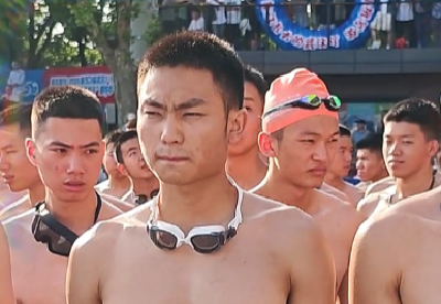 “长得帅的都交给国家了！”第50届武汉7·16渡江节群众横渡开始