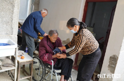 养女四十载不离弃，瘫痪养母在爱中安度晚年