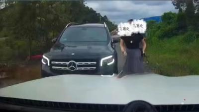 “奔驰女司机亮证逼迫让路”？官方通报