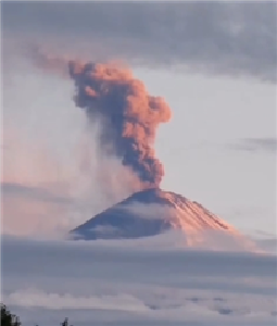 俄罗斯克柳切夫火山羽流已达9000米高