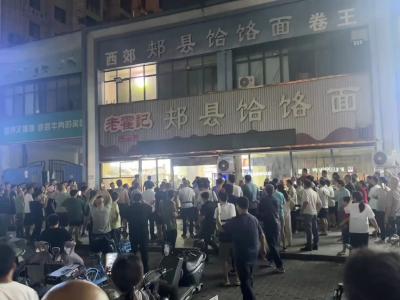  被围观到熄火！老霍记面馆今早依旧铁锁封门，附近居民：给咱郑州抹黑