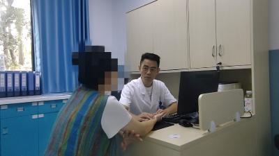 女子高温天气“泡脚减脂”，体重没少却多了一脸痘！
