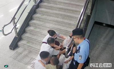 地铁乘客呼吸性碱中毒 工作人员巧用塑料袋解围