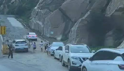 秦岭避险车道有私家车停车游玩？还有家长带着孩子下车……交警急寻位置，律师：出事全责+扣9分！