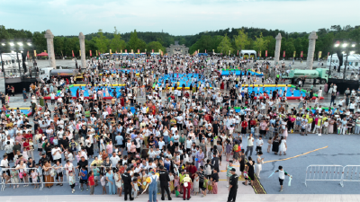 随州：水花与烟花齐飞 数万游客嗨欢清爽夏夜
