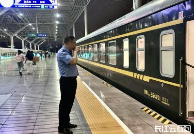 银发旅行团交通受阻 铁路多方联动助其顺利返程