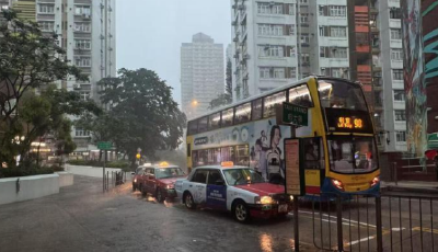 受台风“杨柳”影响，香港发出年内第五个“黑雨”信号