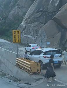 秦岭避险车道有私家车停车游玩？还有家长带着孩子下车……交警急寻位置，律师：出事全责+扣9分！
