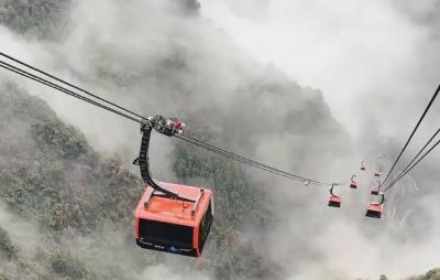 张家界天门山索道突发故障游客被挂空中2小时，景区回应