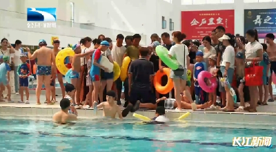 黄冈浠水：“防溺水必修课”进驻游泳馆 沉浸式教学护航暑期安全