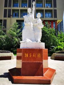 《人民日报》报道武汉市长春街小学：“孩子剧团”，演出依然继续
