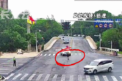 生死瞬间的温暖拥抱！黄冈辅警潘凤兰纵身一抱挽救生命