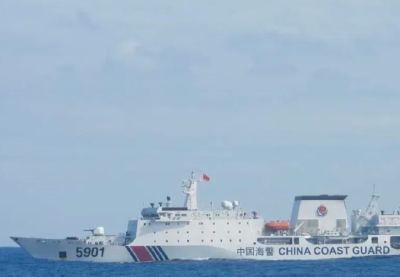中国海警局新闻发言人就菲船只侵闯黄岩岛附近海域发表谈话