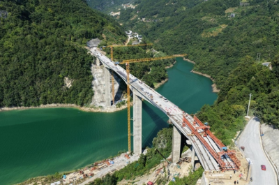 湖北巴东建养一体化项目T梁顺利架设完成