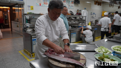 丹江口市：大咖亲临水都鱼宴 美食飘香太极广场