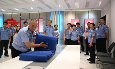 40秒叠出“豆腐块” 12人分享从军营到警营的热血故事