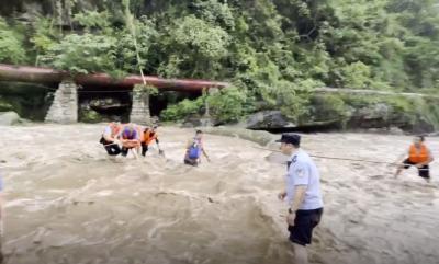 8名钓鱼游客被困河滩 ，湖北利川警消激流中紧急救援